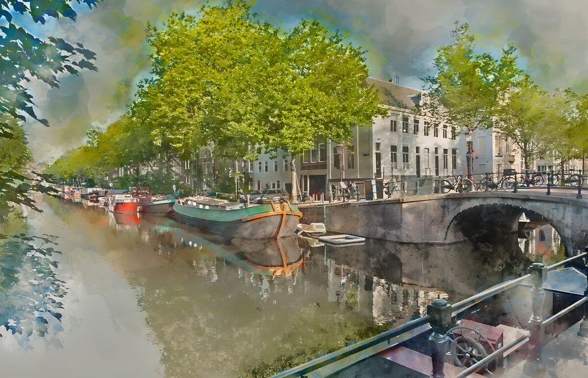 Boten en bomen bij de grachtenbrug