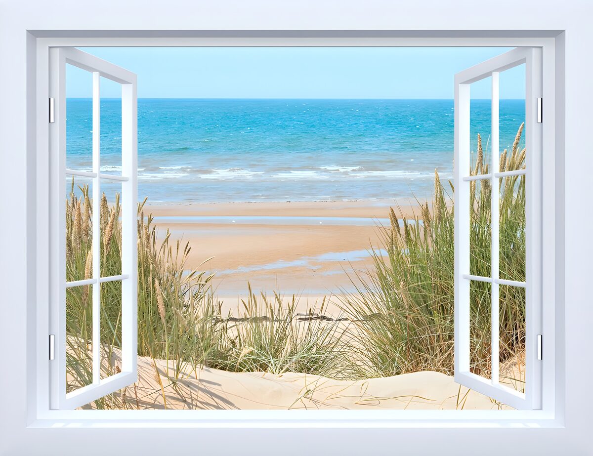 Open raam met uitzicht op strand en zee