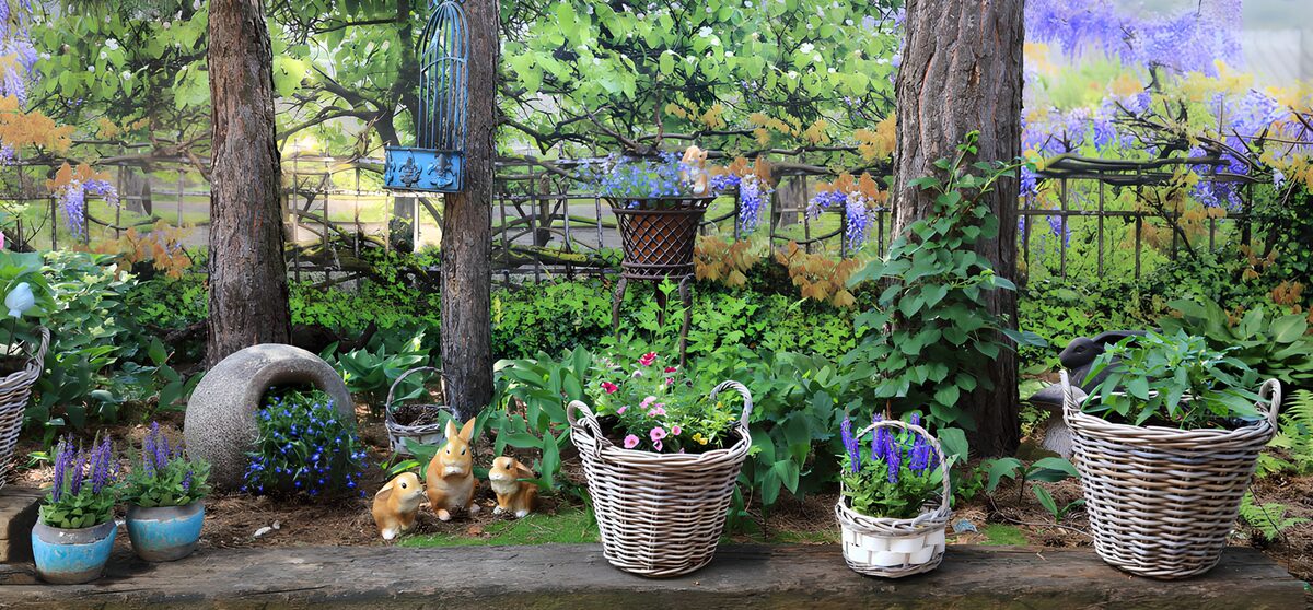 Bloemenmanden en konijntjes in de tuin