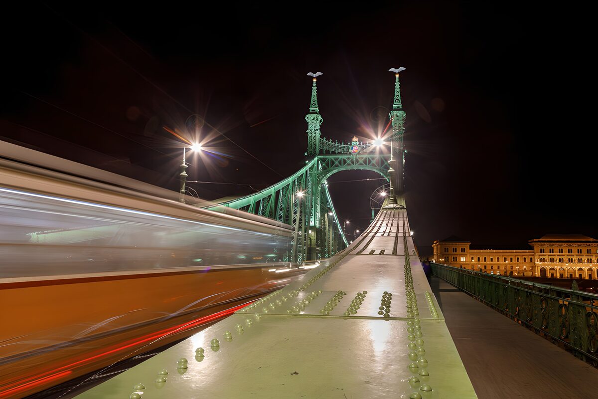 Nachttram op de groene Vrijheidsbrug