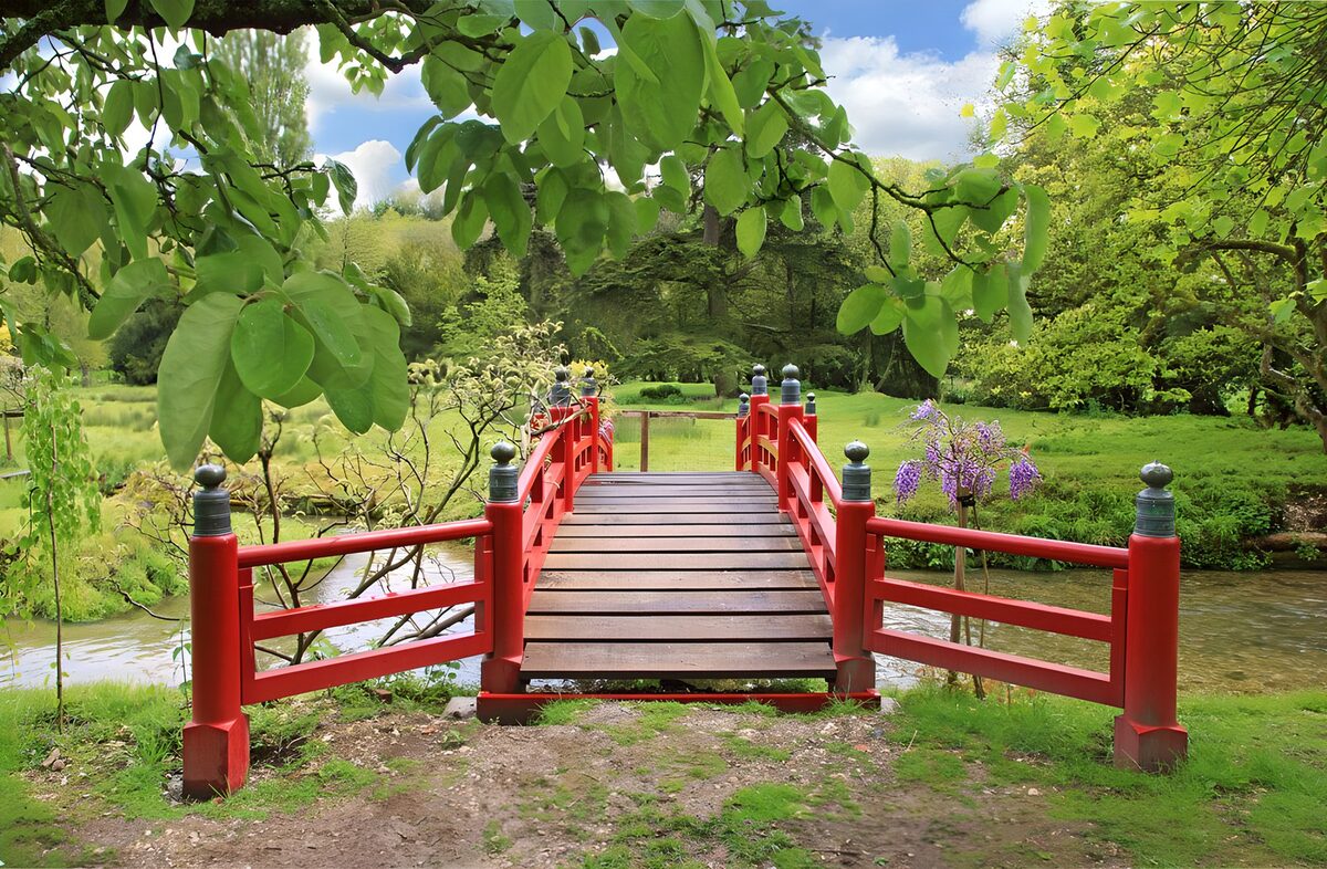 Rode houten brug in het groen