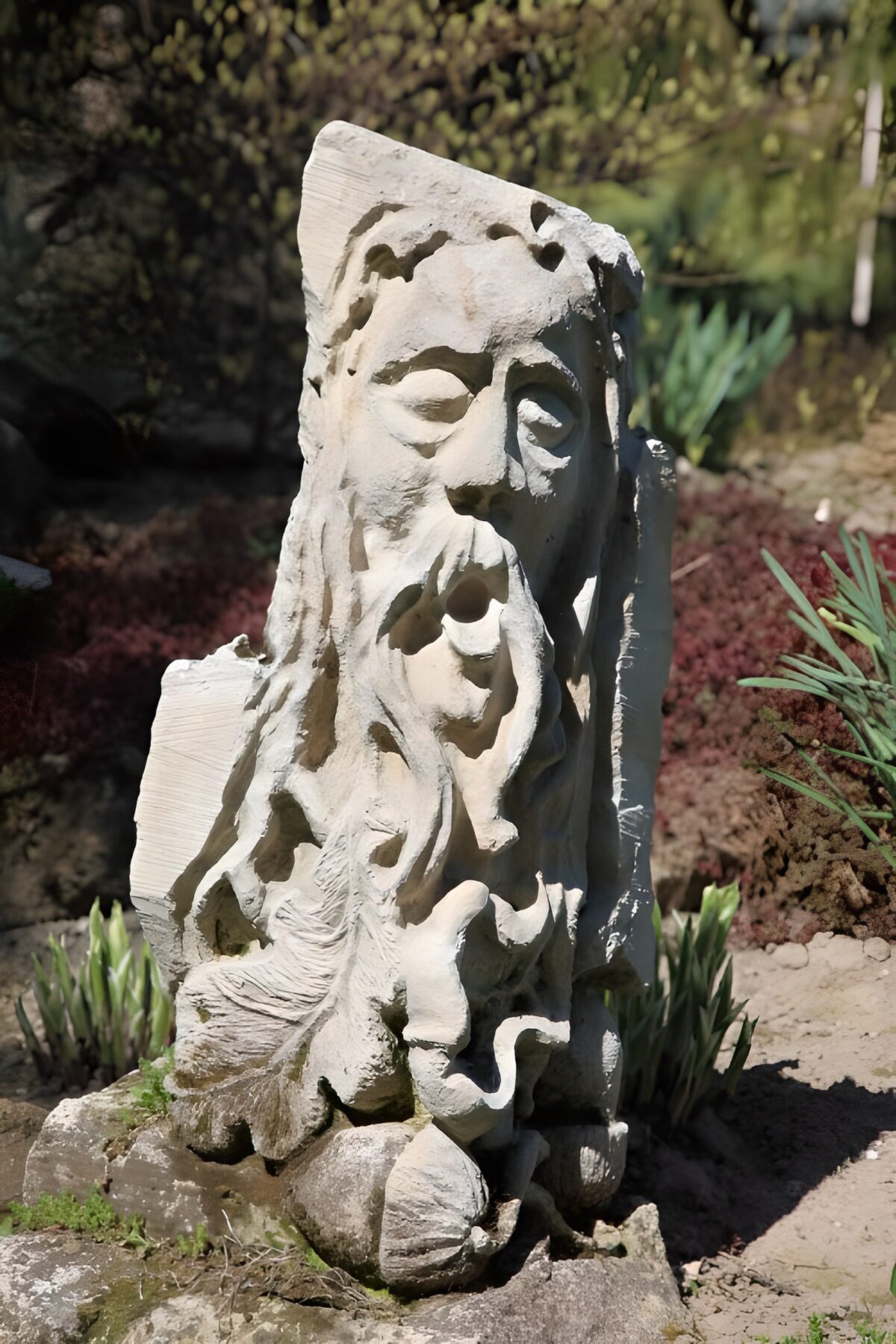 Stenen mannengezicht in de zon