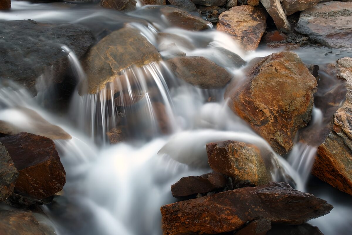 Stromend water tussen roestbruine rotsen