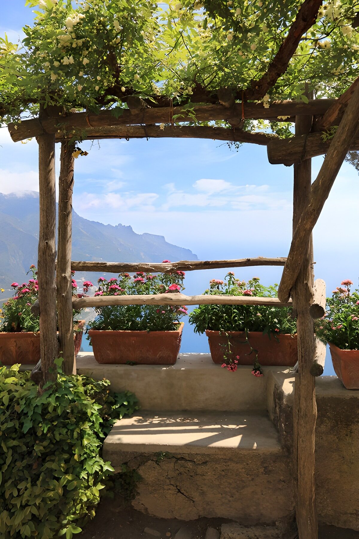Houten pergola met bloemen en zeezicht