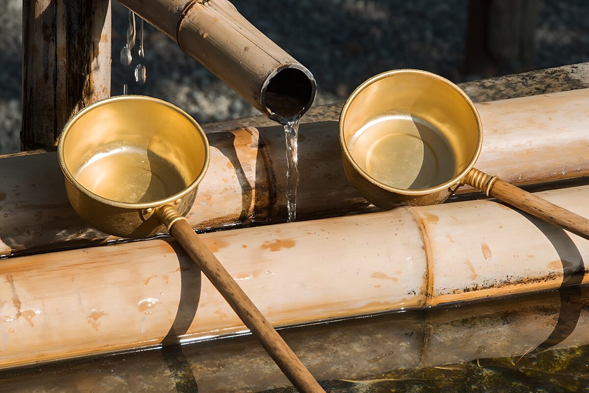 Bamboe met twee goudkleurige waterscheppen