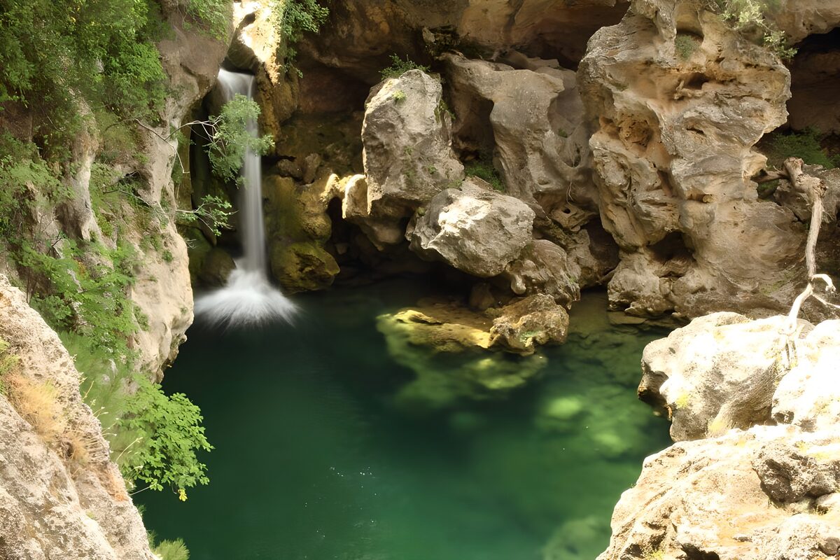 Waterval in een groene rotspoel