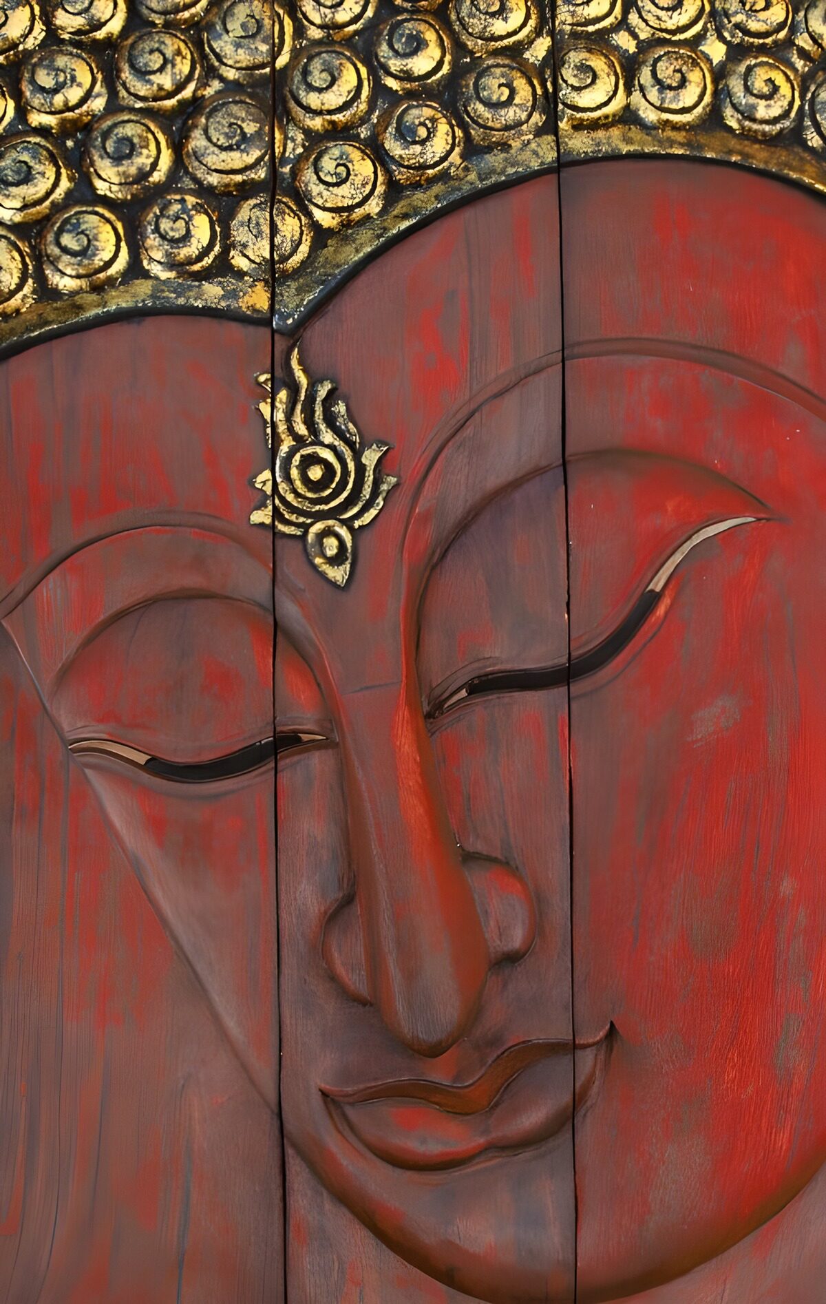 Boeddhagezicht in rood en goud