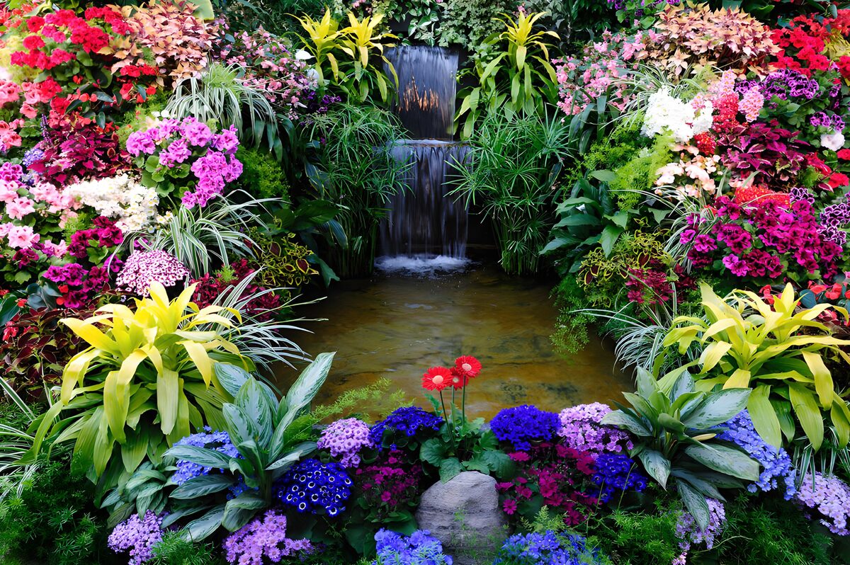 Kleurrijke bloementuin met waterval