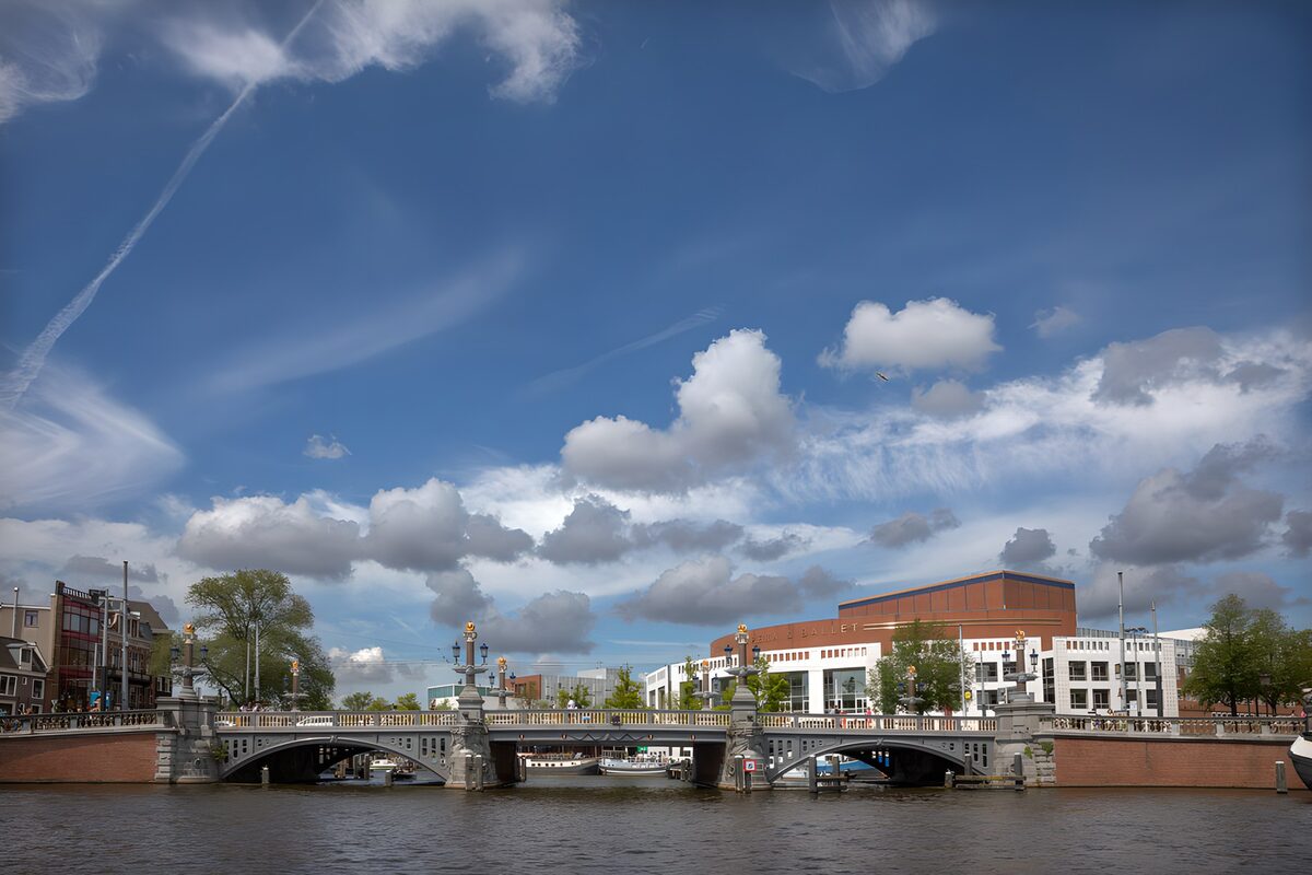 Stadsbrug onder een blauwe wolkenlucht