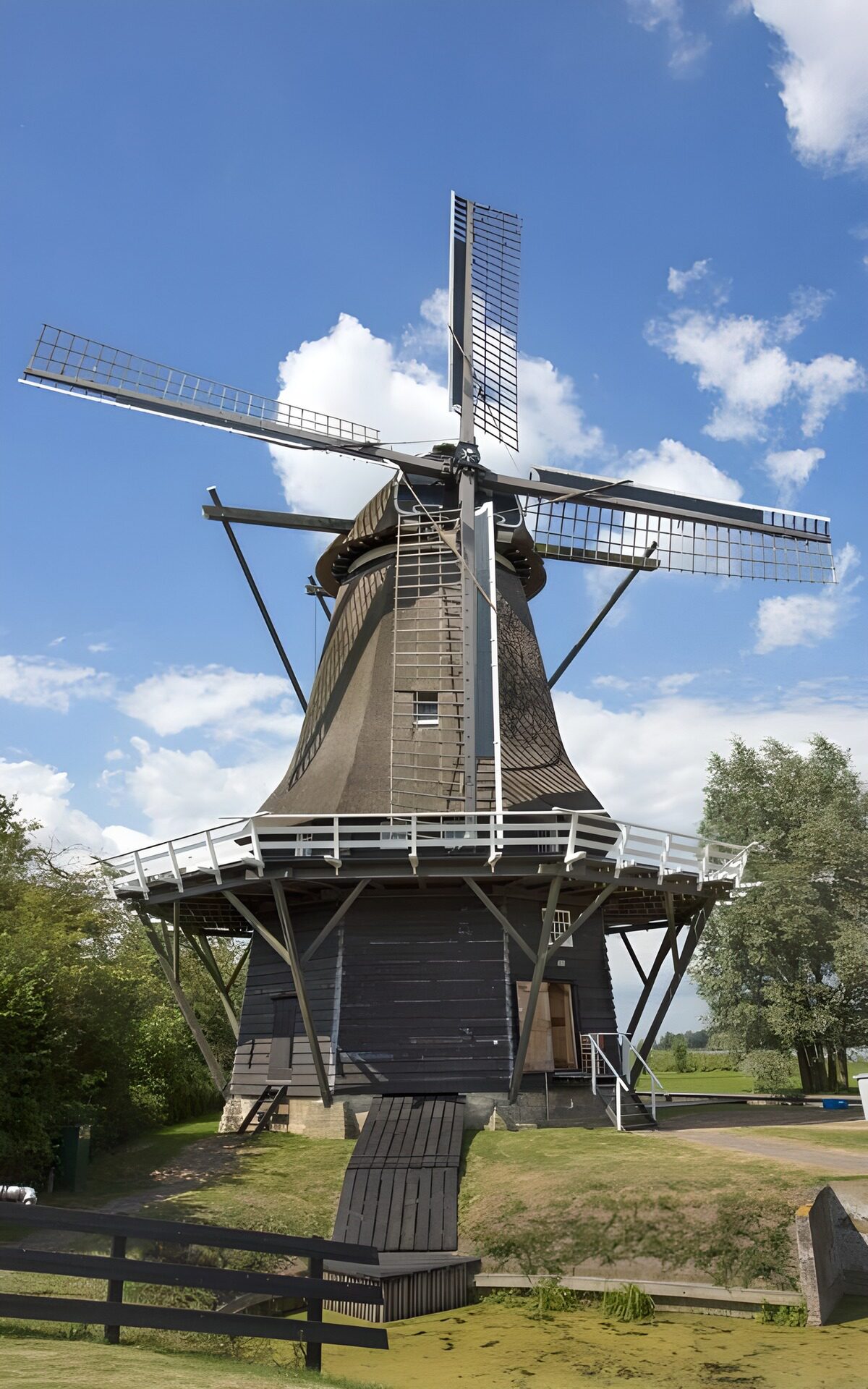 Windmolen onder een blauwe wolkenlucht
