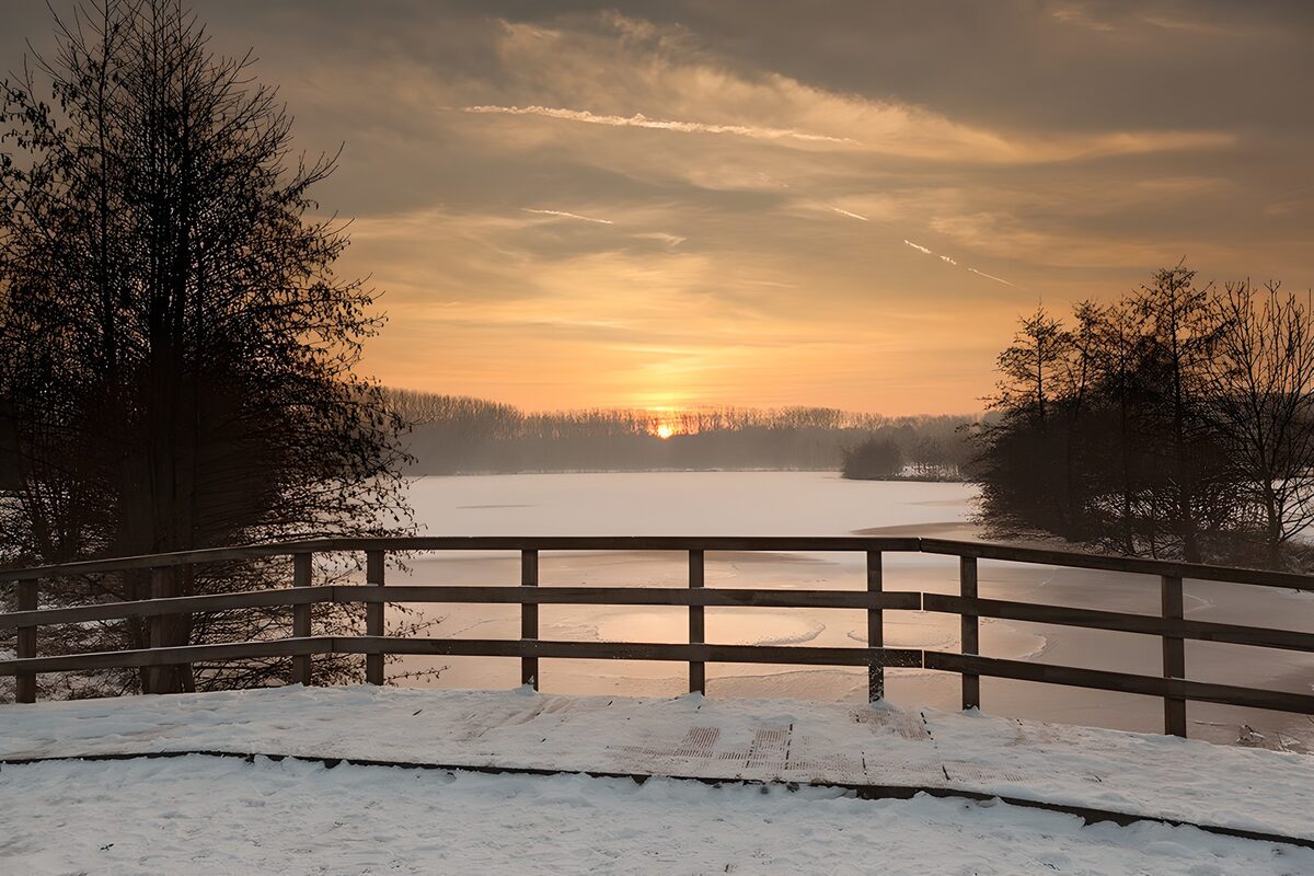 Winteravond aan het bevroren meer