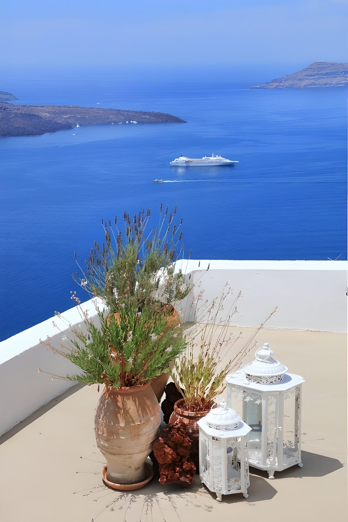Wit terras boven de blauwe baai