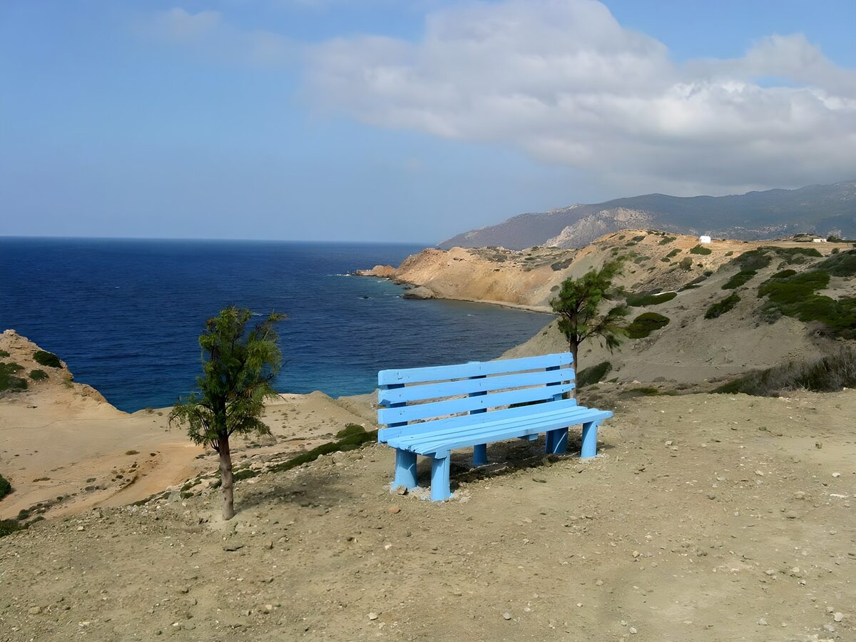 Blauwe bank met uitzicht op de baai