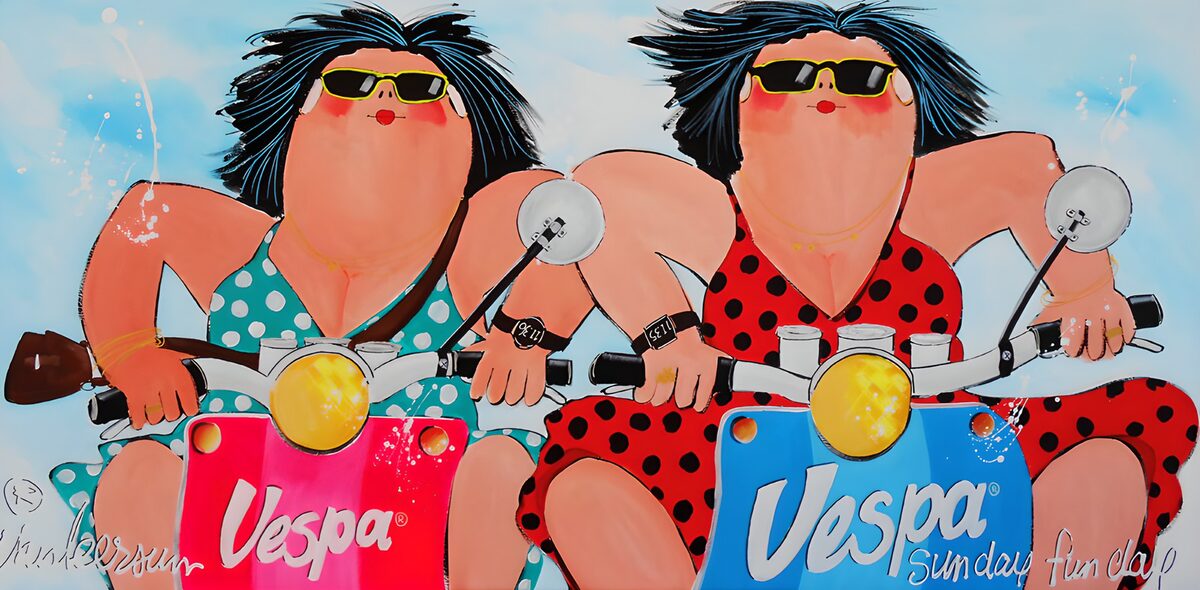 Twee vriendinnen op kleurrijke Vespa’s