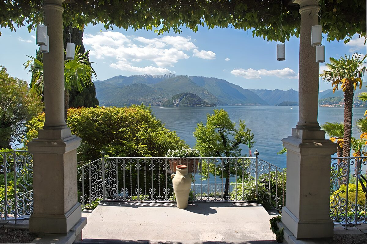 Zonnig terras met meer en bergen