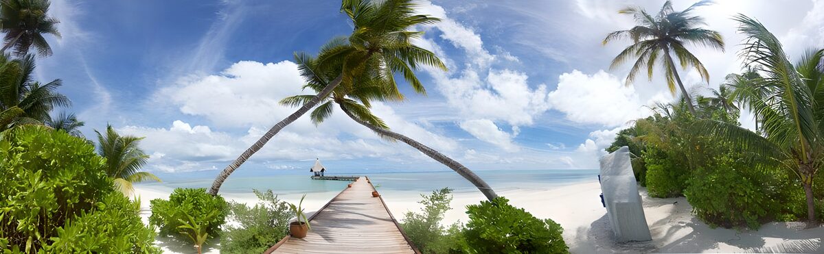 Tropisch strand met houten steiger