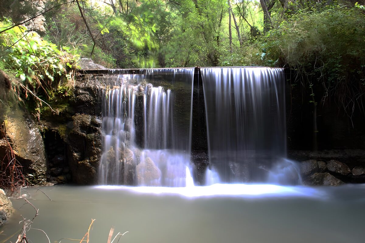 Kleine waterval tussen groen en rotsen