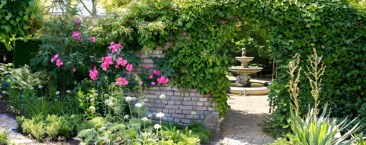 Rozen en fontein achter de tuinmuur