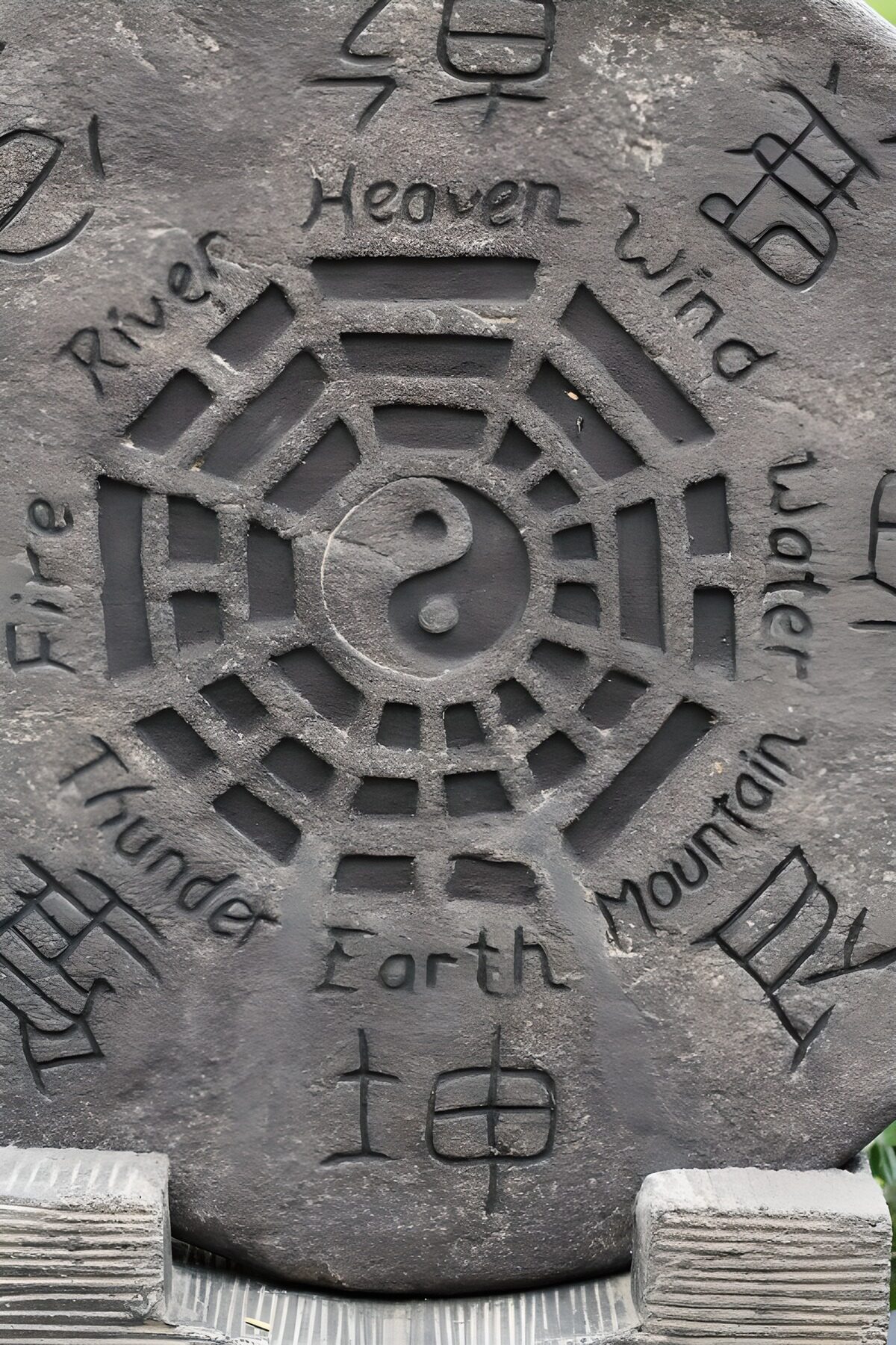 Stenen sculptuur met yin en yang