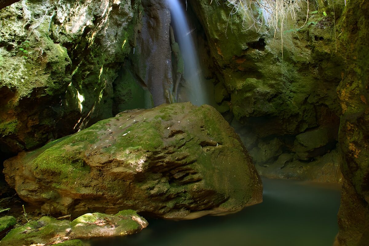Waterval tussen bemoste rotsen