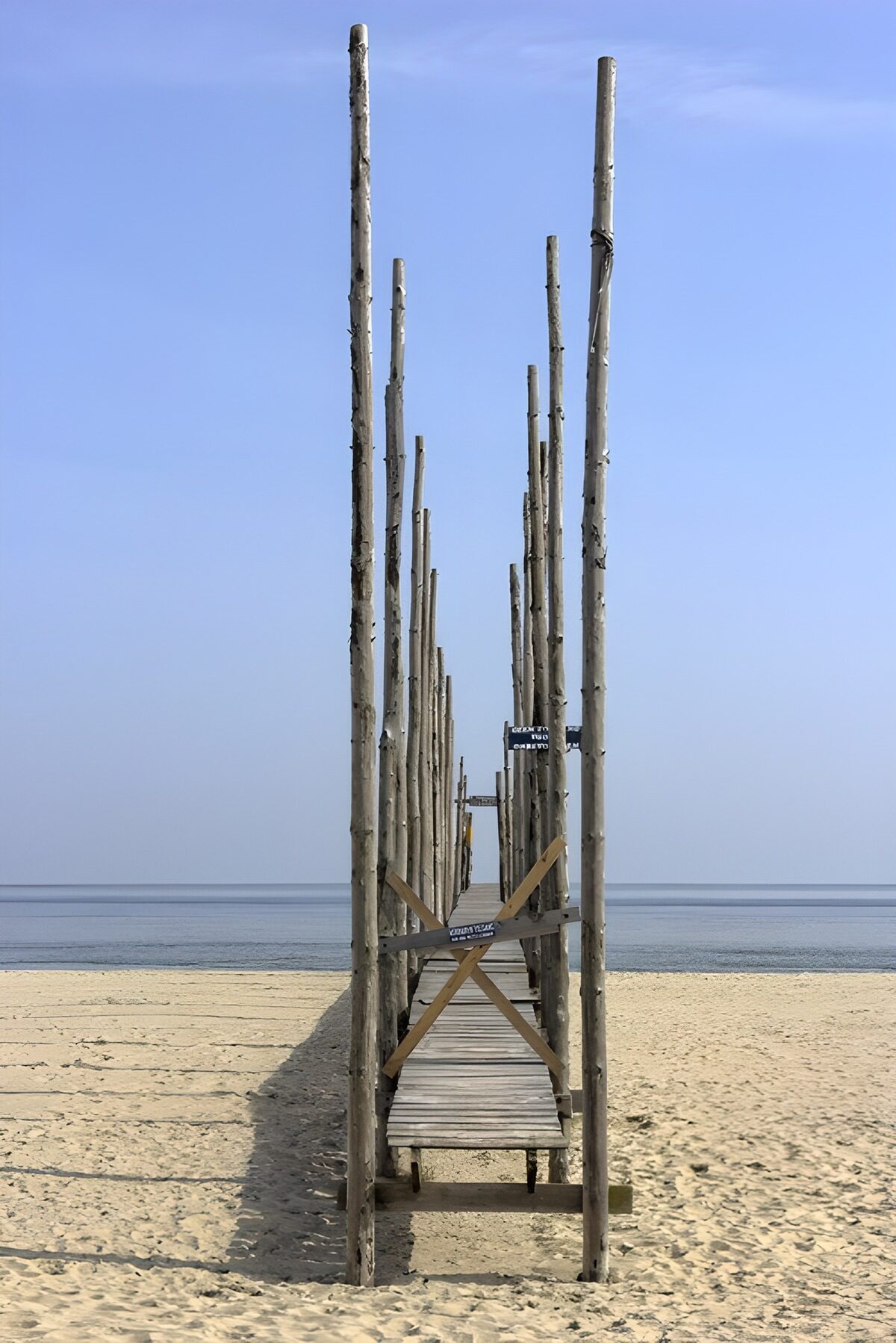 Houten steiger onder een blauwe lucht